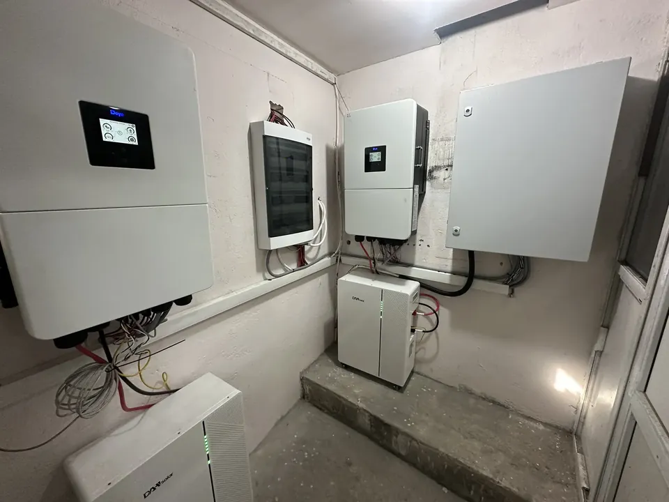 Sistem dublu Deye cu baterii Dah Solar