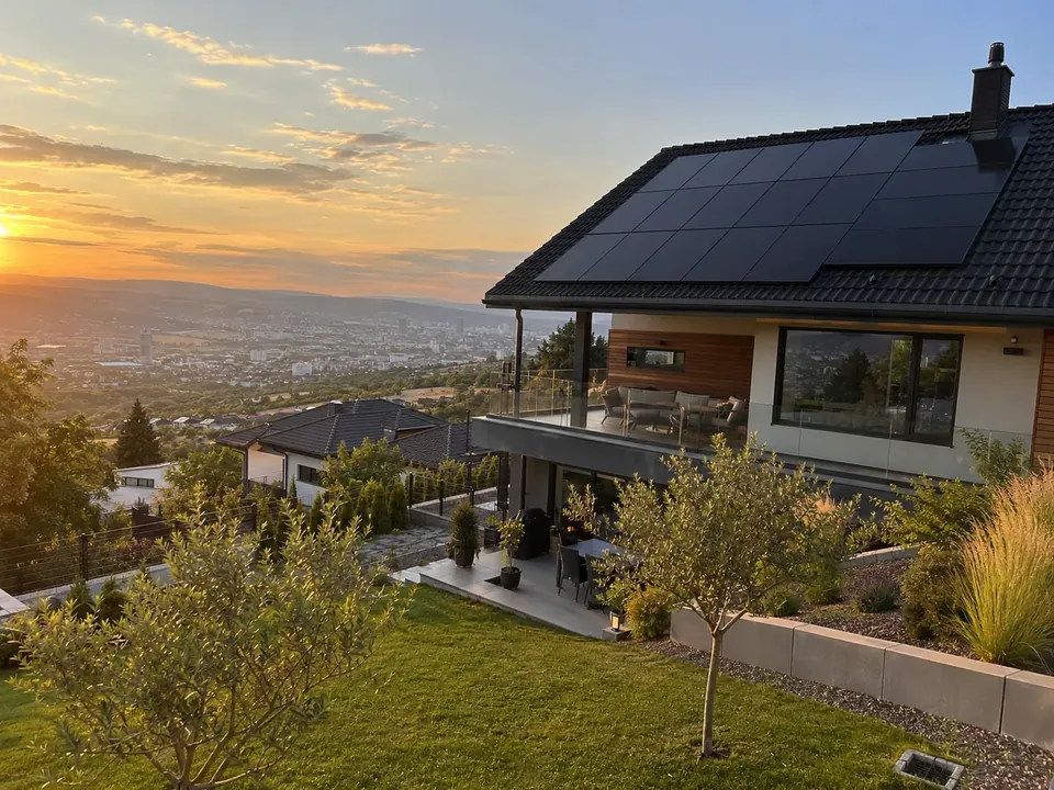 Vilă din Feleac cu sistem fotovoltaic full black, la apus