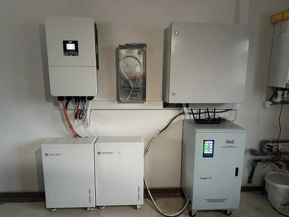 Din teren: sistem hibrid trifazat cu 32 kWh și stabilizator de tensiune
