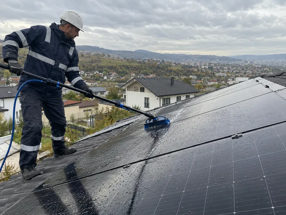 Spălarea panourilor solare pe un acoperiș din Baciu